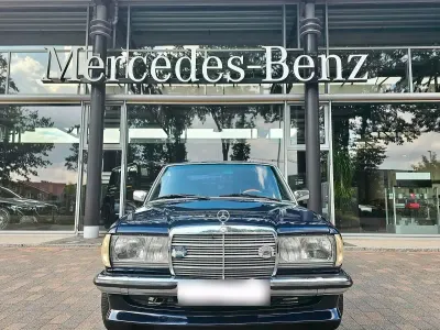 Gebraucht Mercedes 250 140 PS (102 kW) 1982 Blau Limousine