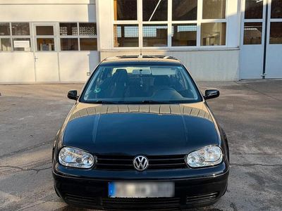 Schwarz Gebraucht 2003 VW Golf IV Kleinwagen | 1.400 € (Fairer Preis)