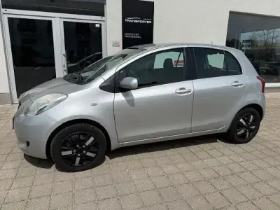 Usata Toyota Yaris Sol 87 CV (63 kW) 2006 Argento Berlina