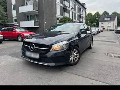 Gebraucht Mercedes A180 AMG line 109 PS (80 kW) 2016 Schwarz Kleinwagen