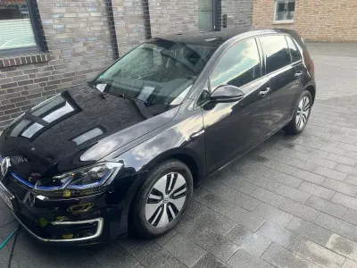 Gebraucht VW e-Golf 100 kW (136 PS) 2020 Schwarz Kleinwagen