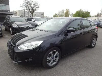 Używany Ford Focus SYNC Edition 101 KM (74 kW) 2014 Niebieski Sedan/Limuzyna