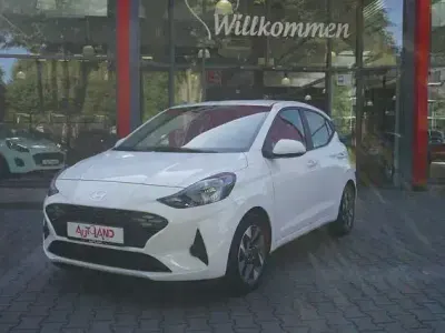 Gebraucht Hyundai i10 Trend 79 PS (58 kW) 2024 Weiß Kleinwagen