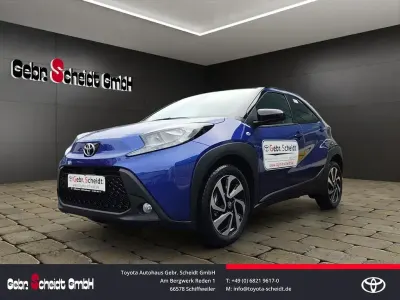 Gebraucht Toyota Aygo X 72 PS (52 kW) 2025 Juniper blue (8y8)/ black mica SUV