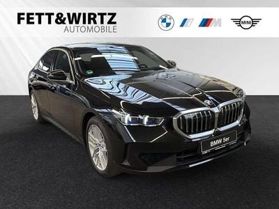 Saphirschwarz metallic Gebraucht 2024 BMW 520 Limousine | 49.799 € (Superpreis)