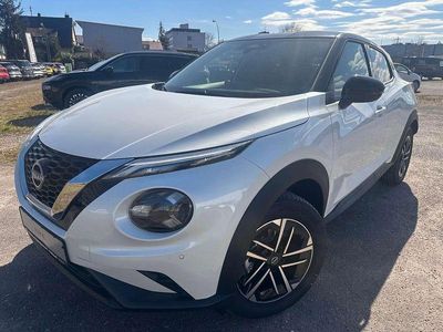 Pearl white (m) / black Gebraucht 2024 Nissan Juke N-Connecta SUV | 23.990 € (Teuer)