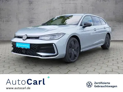 Gebraucht VW Passat R-line 177 PS (130 kW) 2024 Oyster silver metallic Kombi