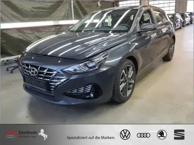 Gebraucht Hyundai i30 Trend 120 PS (88 kW) 2023 Dark knight mineraleffekt Limousine