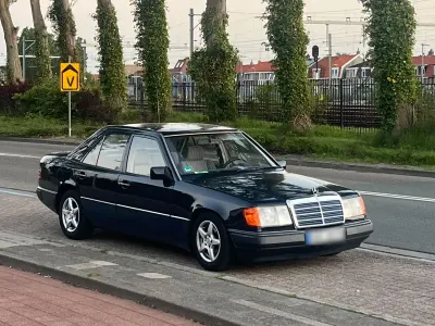 Gebraucht Mercedes E260 160 PS (117 kW) 1992 Blau Limousine