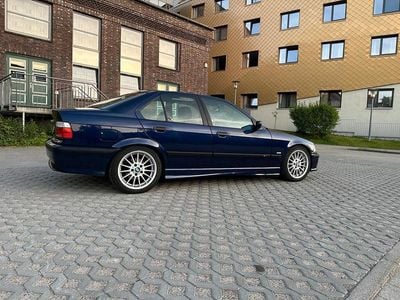BMW 323