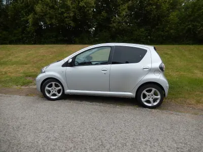 Gebraucht Toyota Aygo 68 PS (50 kW) 2011 Silber Kleinwagen