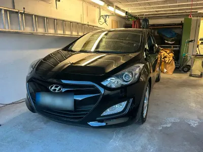 Gebraucht Hyundai i30 Style 99 PS (72 kW) 2012 Schwarz Limousine