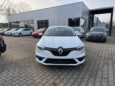 Gebraucht Renault Mégane IV Life 116 PS (85 kW) 2019 Weiß Limousine