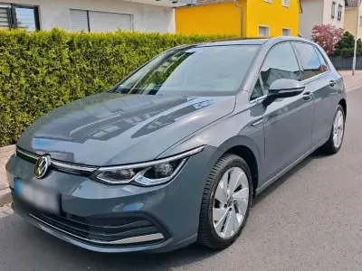 Gebraucht VW Golf VIII Style 150 PS (110 kW) 2024 Grau Limousine