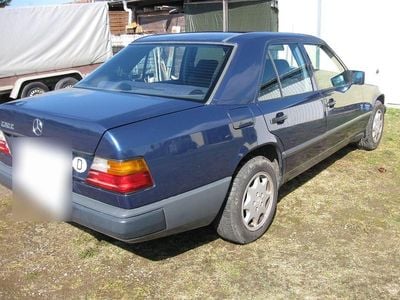 Second-hand Mercedes 230 132 CP (97 kW) 1988 Albastru Berlinǎ