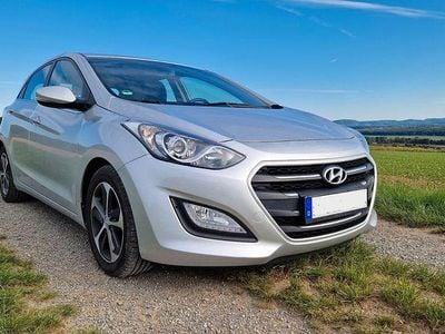 Gebraucht Hyundai i30 Trend 110 PS (80 kW) 2015 Silber Limousine