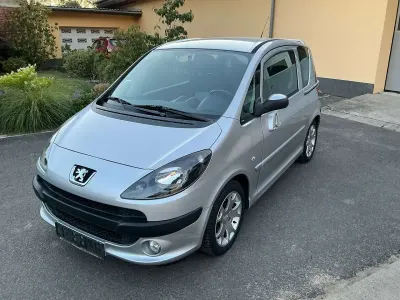 Gebraucht Peugeot 1007 Premium 73 PS (53 kW) 2008 Silber Van / Kleinbus