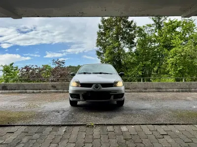 Używany Renault Clio II Campus 75 KM (55 kW) 2008 Srebrny Sedan/Limuzyna