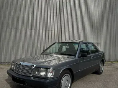 Używany Mercedes 190 118 KM (86 kW) 1989 Srebrny Sedan/Limuzyna