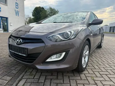 Gebraucht Hyundai i30 Style 99 PS (72 kW) 2013 Braun Limousine