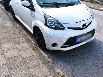 Gebraucht Toyota Aygo 68 PS (50 kW) 2012 Weiß Kleinwagen
