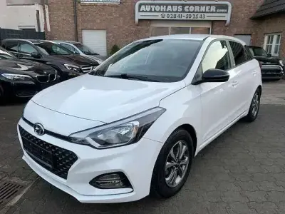 Gebraucht Hyundai i20 Advantage 84 PS (61 kW) 2020 Polar white Kleinwagen