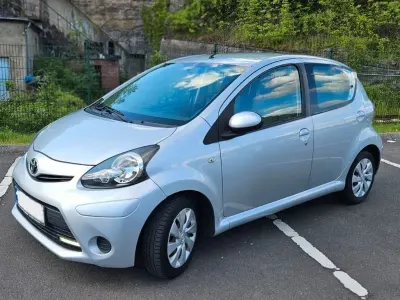 Używany Toyota Aygo Cool 68 KM (50 kW) 2013 Srebrny Hatchback