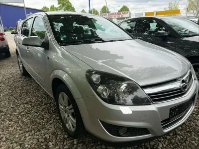 Używany Opel Astra Innovation 116 KM (85 kW) 2008 Srebrny Sedan/Limuzyna