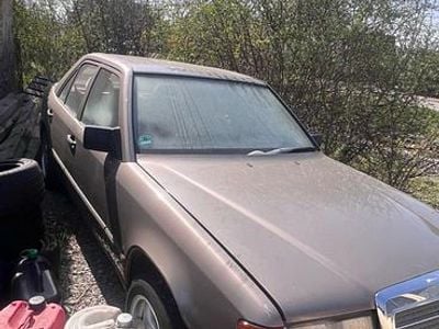 Gold Gebraucht 1988 Mercedes E230 Limousine | 2.100 €