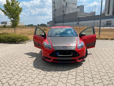gebraucht Ford Focus ST, Rot Foliert, Bj 05/2014, 135.000 Km,250 PS