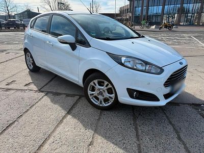 Gebraucht Ford Fiesta 95 PS (69 kW) 2014 Weiß Kleinwagen