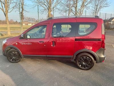 Rot Gebraucht 2021 Dacia Dokker Stepway Van / Kleinbus | 17.000 € (Fairer Preis)