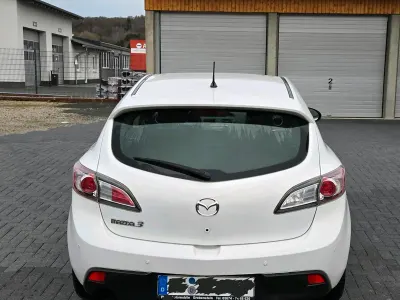 Używany Mazda 3 Active Plus 105 KM (77 kW) 2011 Biały Sedan/Limuzyna