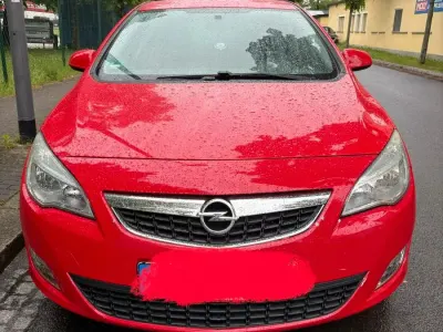 Używany Opel Astra 120 KM (88 kW) 2011 Czerwony Sedan/Limuzyna