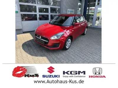 Gebraucht Suzuki Swift Club 83 PS (61 kW) 2022 Burning red pearl (metallic) Kleinwagen