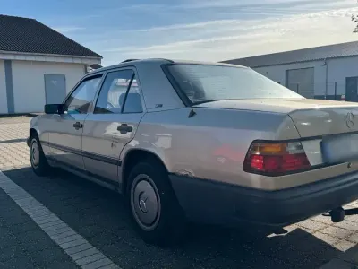 Usata Mercedes E230 136 CV (100 kW) 1987 Oro Berlina