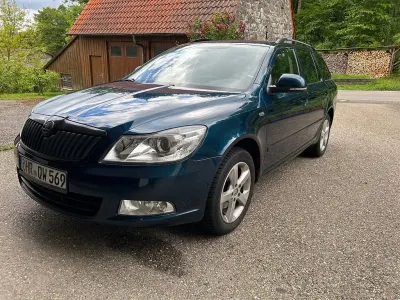 Gebraucht Skoda Octavia Family 105 PS (77 kW) 2011 Blau Kombi
