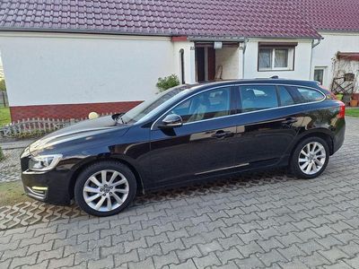 Usata Volvo V60 Momentum 181 CV (133 kW) 2014 Nero Station wagon