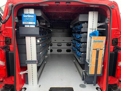 Rot Gebraucht 2021 Opel Vivaro Edition Van / Kleinbus | 19.999 € (Fairer Preis)