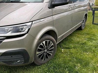 Usata VW Multivan Comfortline 200 CV (147 kW) 2020 Oro Monovolume