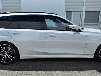Gebraucht BMW 330 M Sport 258 PS (189 kW) 2021 Rot Kombi