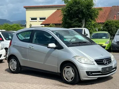 Używany Mercedes A180 109 KM (80 kW) 2010 Srebrny Sedan/Limuzyna
