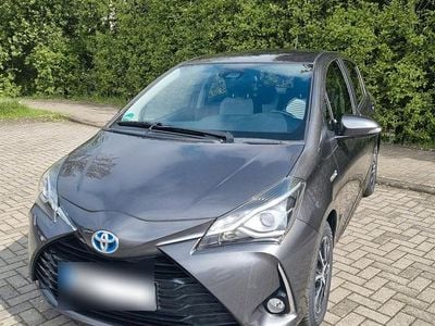 Brugt Toyota Yaris Hybrid Team 101 HK (74 kW) 2018 Grå Hatchback