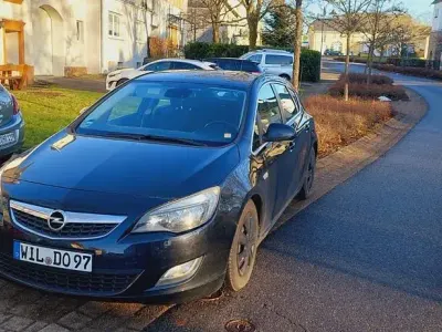 Gebraucht Opel Astra Edition 140 PS (102 kW) 2011 Schwarz Limousine