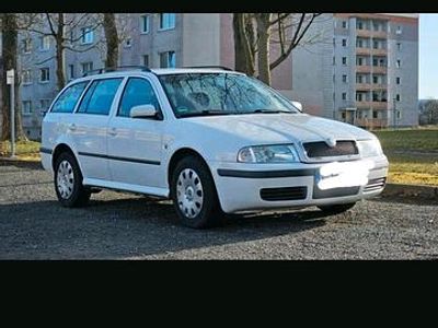 Weiß Gebraucht 2009 Skoda Octavia Kombi | 2.000 €