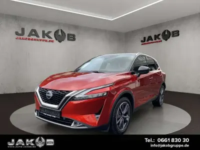 Neu Nissan Qashqai Tekna 158 PS (116 kW) 2025 Fuji sunset red/black SUV
