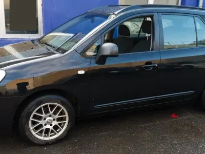 Gebraucht Kia Carens 140 PS (102 kW) 2009 Schwarz Van / Kleinbus