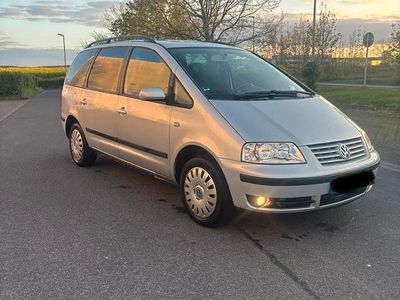 Second-hand VW Sharan 116 CP (85 kW) 2003 Argintiu Monovolum