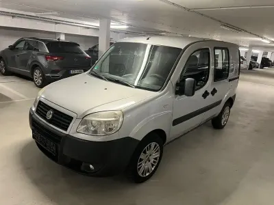 Gebraucht Fiat Doblò 105 PS (77 kW) 2009 Silber Van / Kleinbus