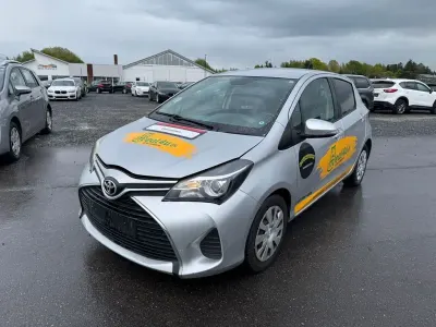 Gebraucht Toyota Yaris 90 PS (66 kW) 2015 Silber Kleinwagen